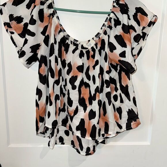 Peach Love California Black and White Flutter Sleeve Blouse - Picture 1 of 6